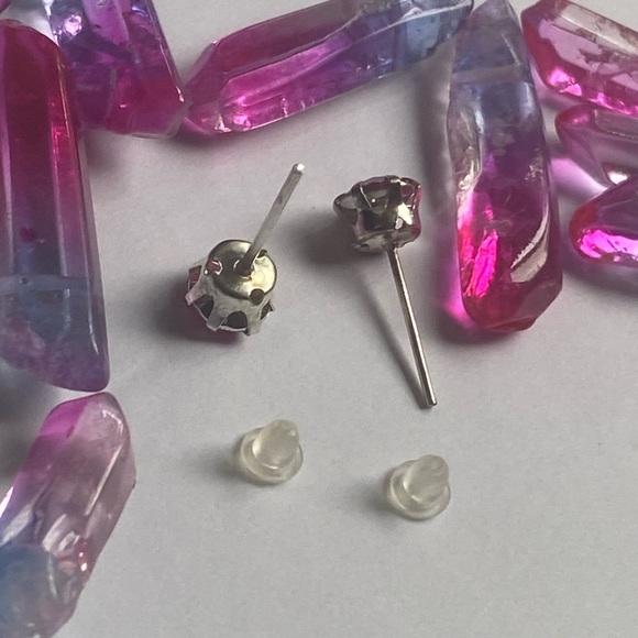 ๐Sale ๐2 for $10 NWOT never worn pretty pink set in silver (color) posts - Picture 3 of 4